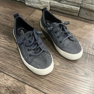 Sperry Women's Crest Vibe Sparkle sneaker in a navy size 7